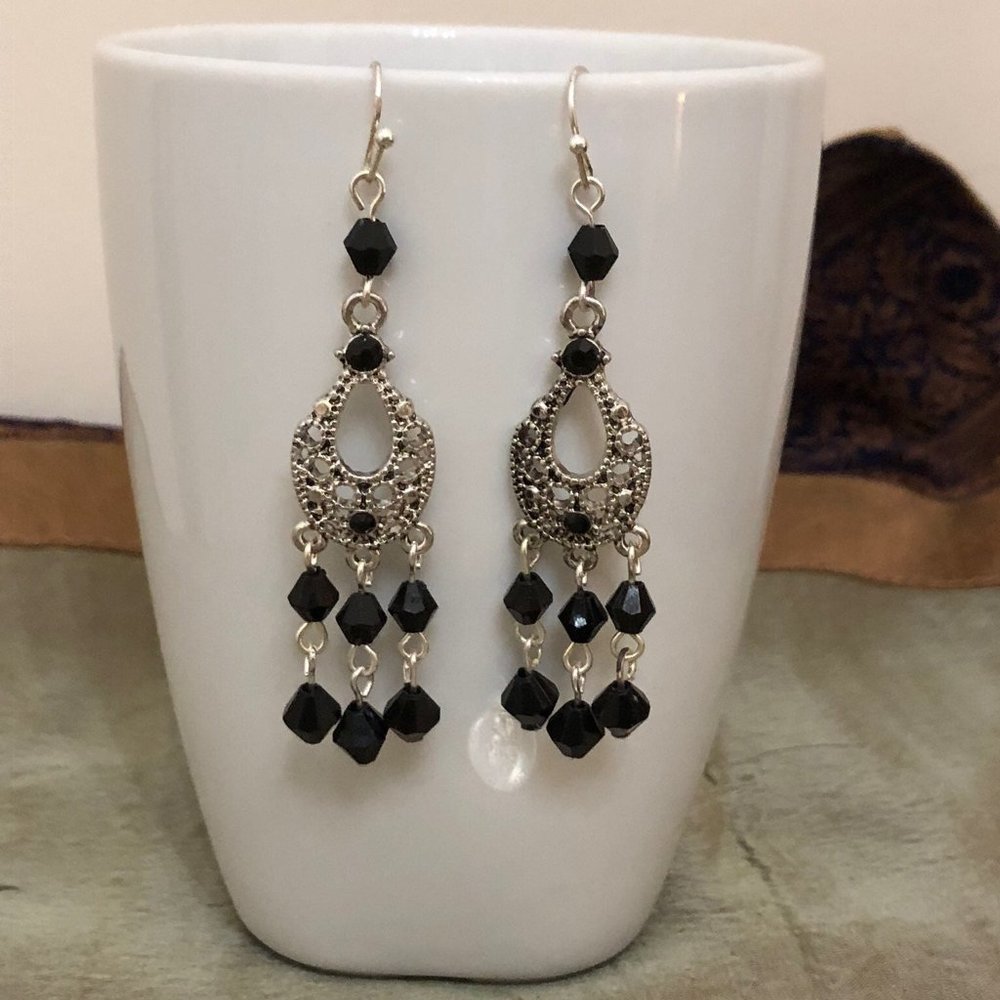 Silver tone black beads dangle earrings NWOT